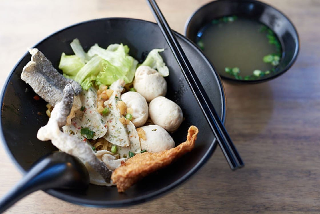 鱼缘的招牌鱼圆面。图:Nicholas Ee