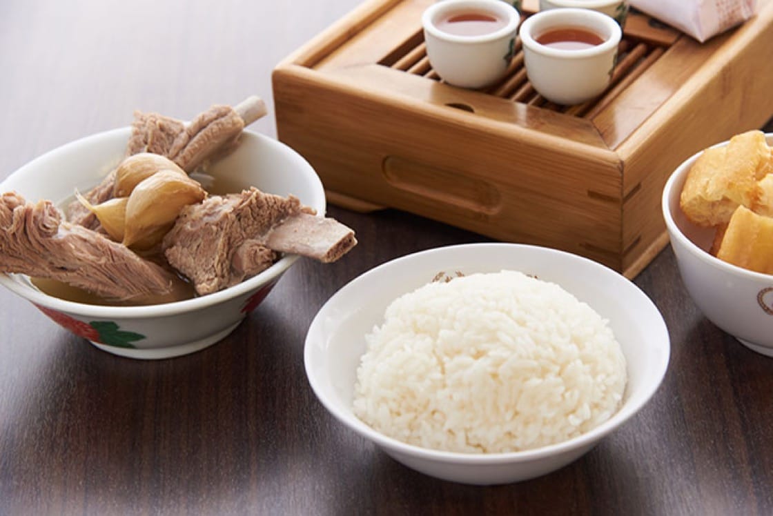 圖片:胡椒是松發肉骨茶的主要原料,肉骨茶由柔嫩得一剝就掉的排骨和自家烤製的砂拉越(Sarawak)胡椒製作而成。(照片:Nicholas Ee)