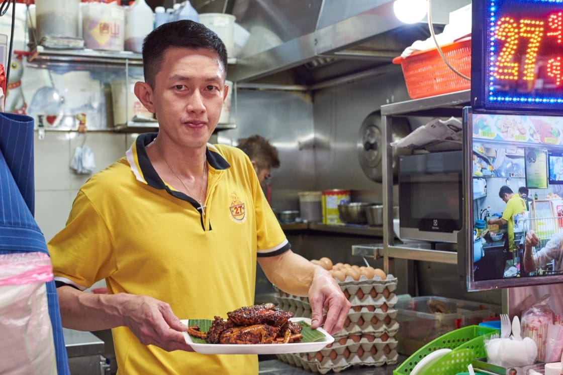何德源和哥哥一起经营摊位。