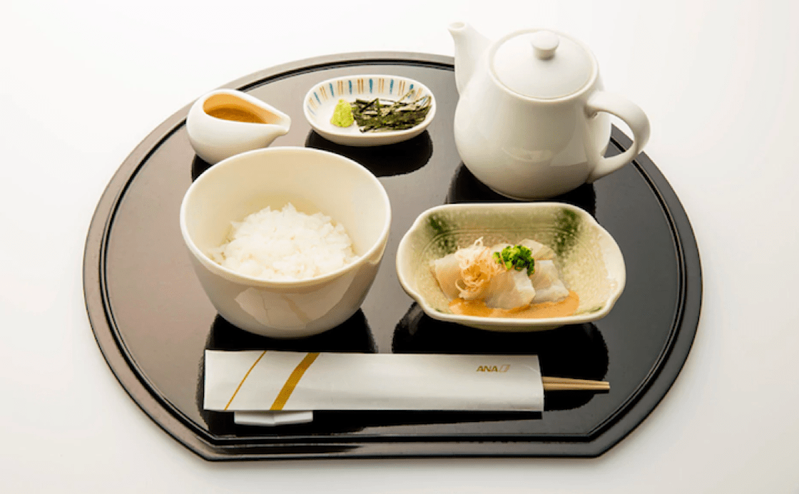 德岡邦夫為全日空航空炮制的輕食料理鲷魚飯，僅在日本飛往歐洲和北美航班 的頭等艙中提供。