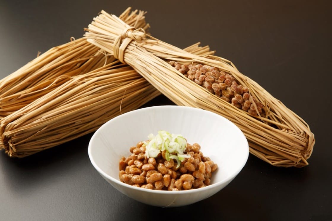 The most traditional recipe of making natto wraps steamed soybean in rice straw to ferment.