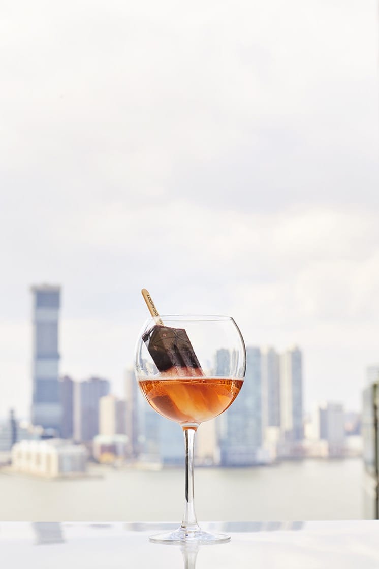 The wildly-popular Prosecco & Ice Pop is a signature cocktail at Loopy Doopy. (Photo: Conrad New York.) 