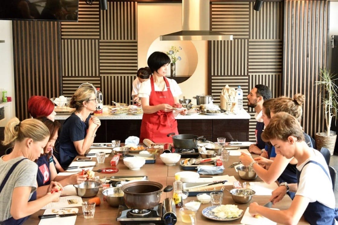 在 Tsukiji Cooking，買完食材，導師便和大家一起回學校烹調。（攝影：小山）