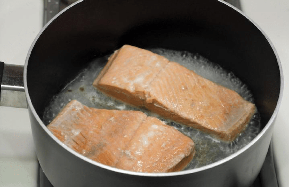 在 nage 食譜中，食物僅部分浸沒在湯中。（照片來源：Shutterstock）