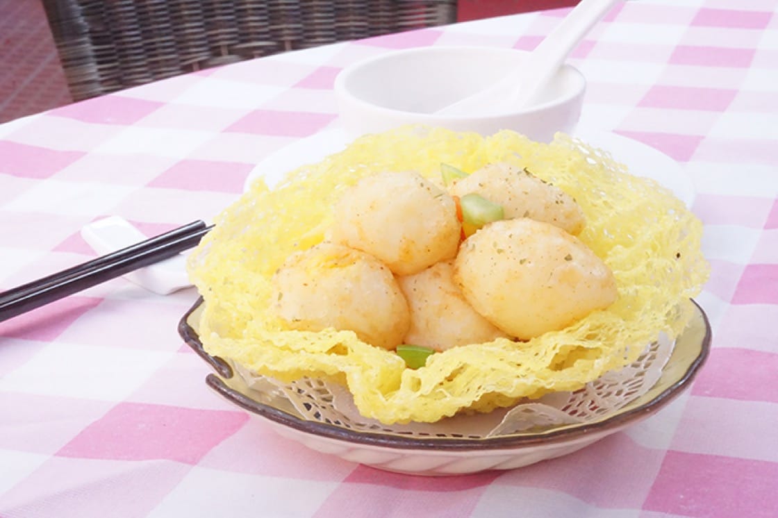 Pigeon eggs in bird’s nest offer diners contrasting textures with the eggs’ crunchy surface and tender interior. The eggs’ aroma is also stronger than that of chicken eggs.(Photo: Ada Au)