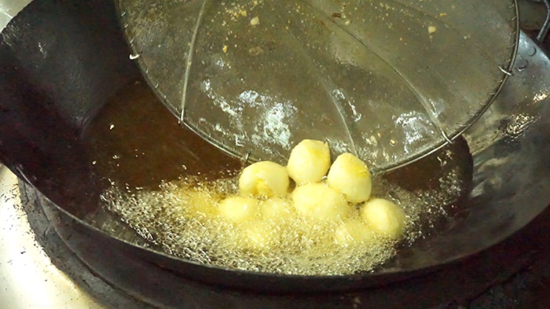 Since the pigeon egg is already cooked, the deep-frying process is only to give it a golden colour.(Photo: Ada Au)