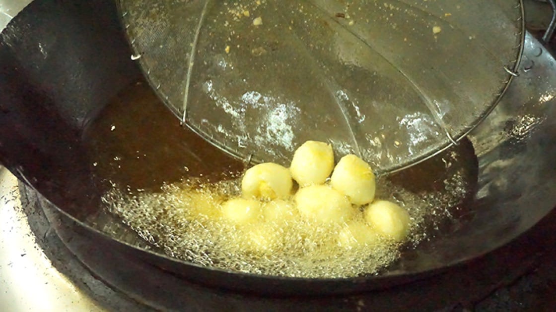 Since the pigeon egg is already cooked, the deep-frying process is only to give it a golden colour.（Photo: Ada Au)