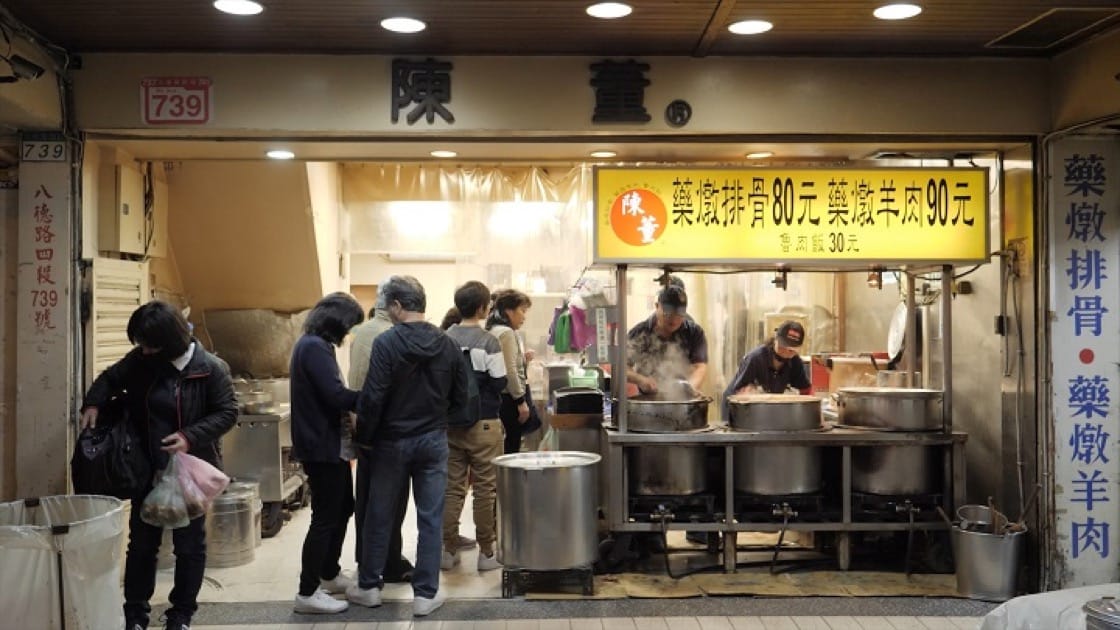 夜市攤位起家,越來越多客人想買一碗排骨湯卻無法停車,夫妻兩才在路邊租了店面。