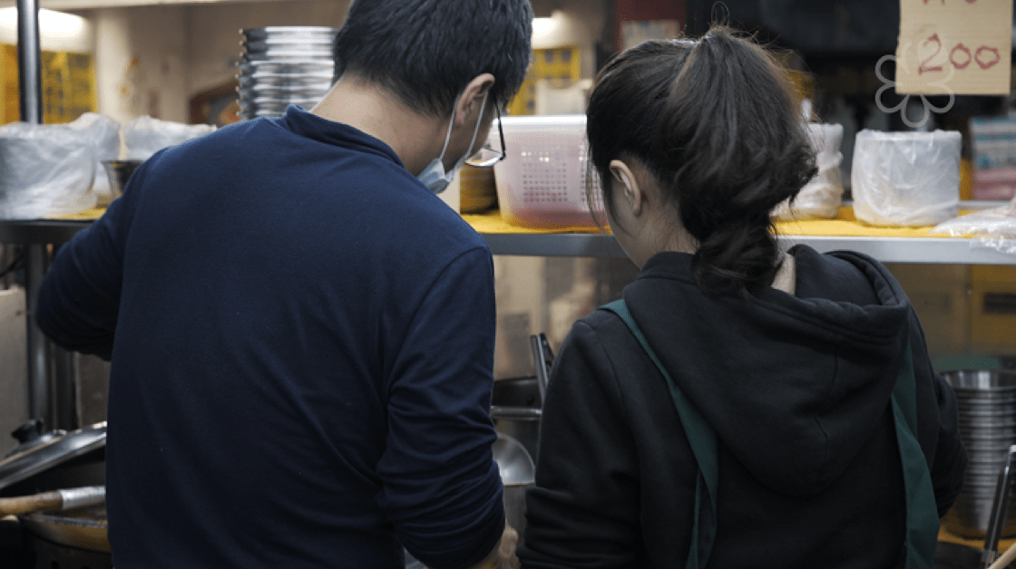 Starting from last year, Lin Yu-an (right) decided to help at the stall, to reduce the workload of her parents