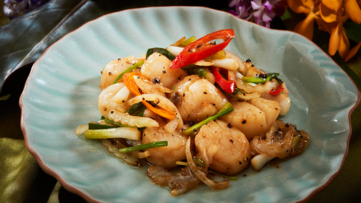 Scallops stir--fried in black pepper. Photo courtesy of Baan Khanitha.