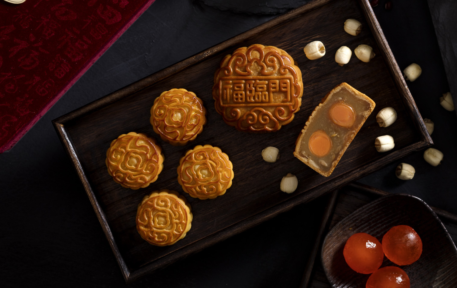 福临门榄仁白莲蓉月饼,甜度适中,又有榄仁清香.(图片:福临门)