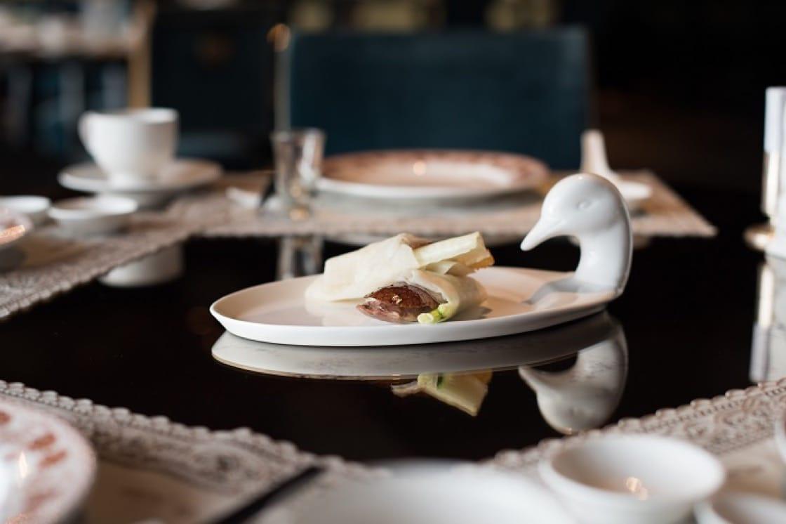 米其林三星餐厅颐宫的火焰鸭,属於广式烤鸭.(图片:君品酒店提供)