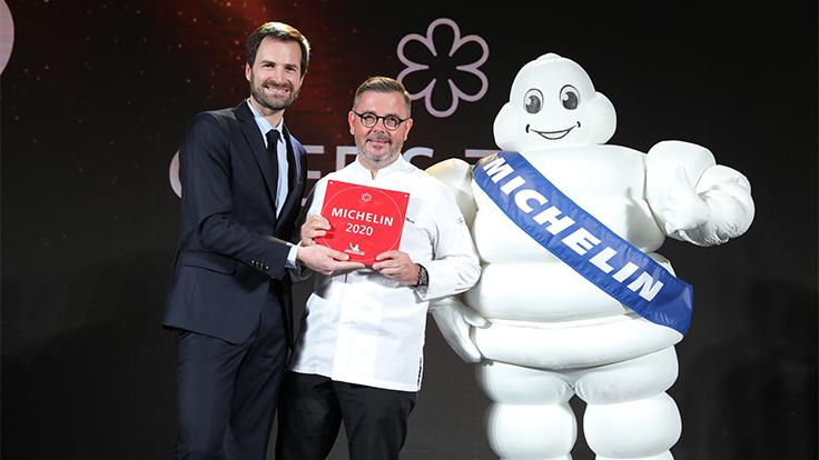 Chef Vincent Thierry poses with Gwendal Poullennec, International Director of the MICHELIN Guides, and Bibendum.