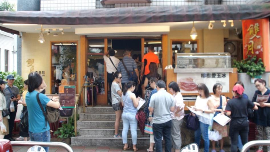 Queues outside Shuang Yue Food are a common sight.