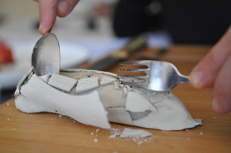 Une volaille en croûte d'argile... ©G. Rouzeau / Michelin