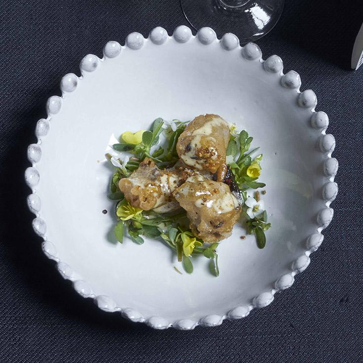 Huître diploïde de l'étang de Thau en tempura de levain, de sarrasin et riz de Camargue, sabayon au pastis des Creissauds, fenouil, ferment et fleur de caviar. ©Marie-Pierre Morel
