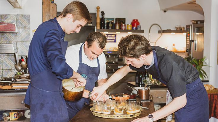 Le chef et sa brigade travaillent face aux clients de la table d'hôtes © G. Rouzeau / Michelin