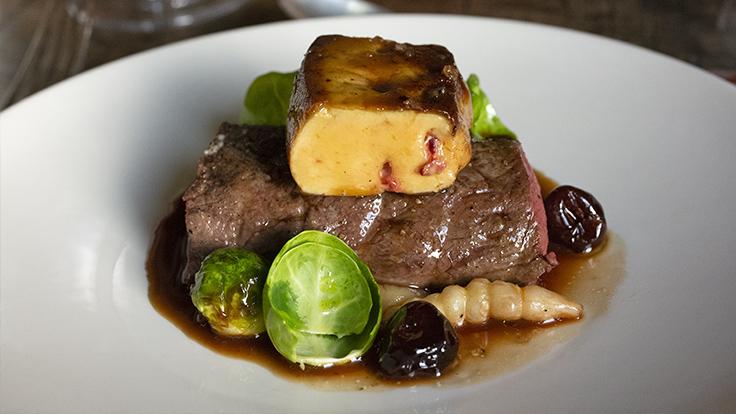 Chevreuil, foie gras, choux de Bruxelles, crosnes et cerises confites au vinaigre caramélisé © G. Rouzeau/MICHELIN