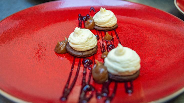 Crème de marron, ganache, sablé chocolat, coulis de cassis ©G. Rouzeau/Michelin