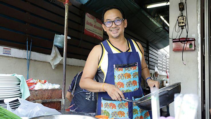 Somjet “Ae” Chuenyam, the owner and head chef of Baan Yai Pad Thai in Inthamara 47. (© Saranyu Nokkaew / MICHELIN Guide Thailand)