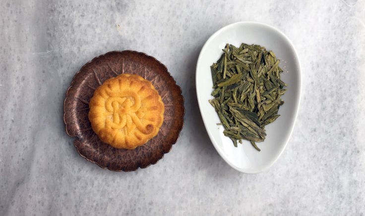 The richness of the custard mooncake goes well with prized Longjing teas (Photo: Mandy Li)