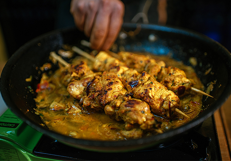 Let the chicken absorb the pickled lime and sliced onions. (© Anuwat Senivansa Na Ayudhya / MICHELIN Guide Thailand)