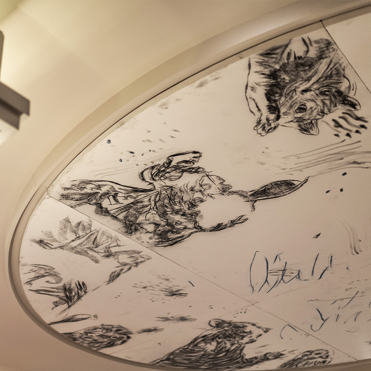 Au plafond, la fresque de l'artiste Adel Abdessemed. ©Cyril Carrere