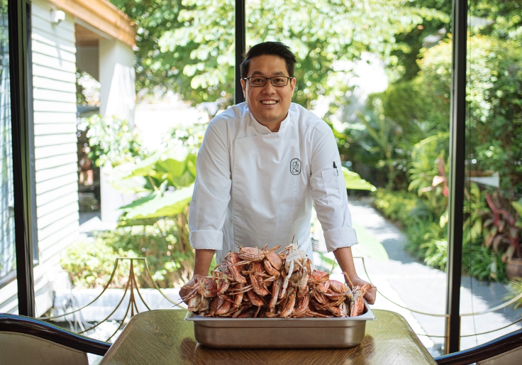 Chef Jongsiri and Surat Thani crabs. (© Anuwat Senivansa Na Ayudhya / MICHELIN Guide Thailand)