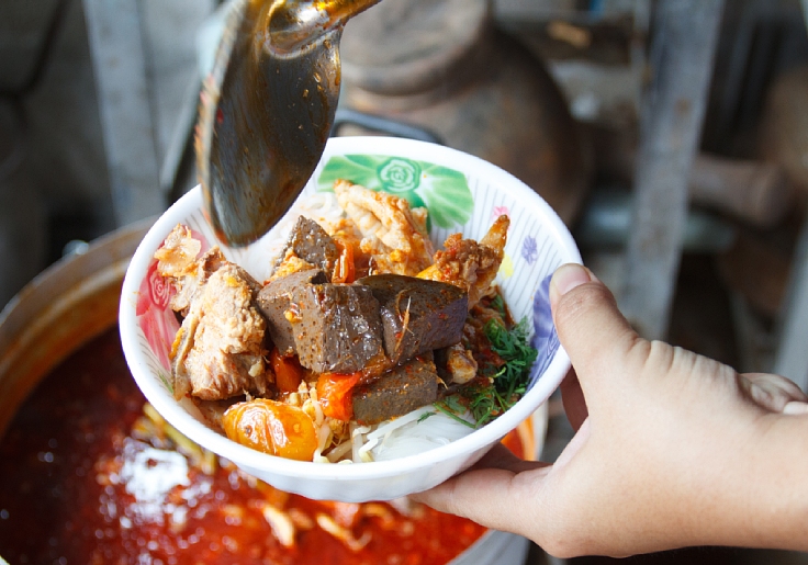 Khanom chim nam ngiaw with spicy pork sauce in a cup