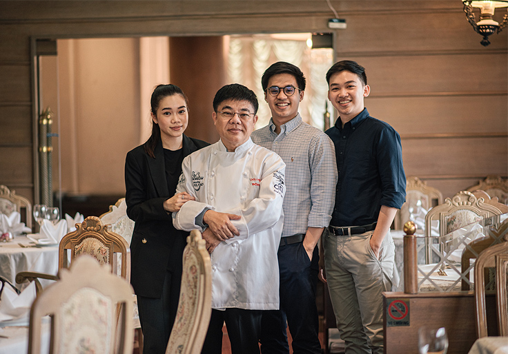 Chef Sapkiree and his three children, who will carry on the Methavalai Sorndaeng legacy. (© Anuwat Senivansa Na Ayudhya / MICHELIN Guide Thailand)