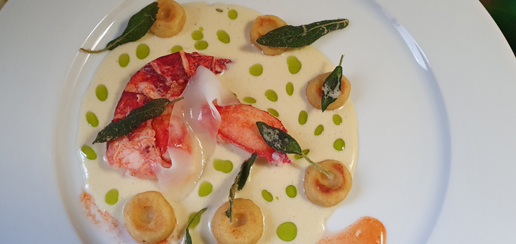 homard bleu breton, sauce crème à la sauge, gnocchis de cerfeuil tubéreux © Michelin