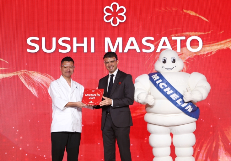 เชฟ Masato กับรางวัลหนึ่งดาวมิชลินดวงแรกของร้าน Sushi Masato (© MICHELIN Guide Thailand)