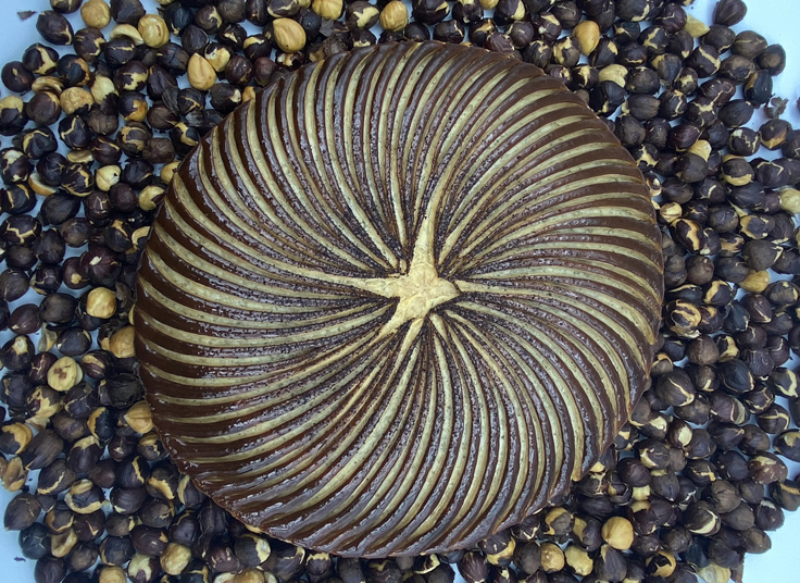 La jolie galette (noisette du Piémont et café Iapar rouge du Brésil) du Baudelaire © Le Baudelaire / Burgundy