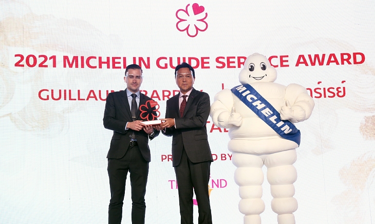 Guillaume Barray with Tanes Petsuwan, Deputy Governor for Marketing Communications of Tourism Authority of Thailand. (© MICHELIN Guide Thailand)