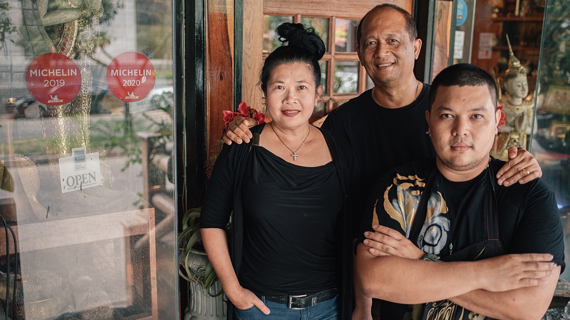 The Rueangrong family of MICHELIN Plate Sripol Seafood House. (© Anuwat Senivansa Na Ayudhya / MICHELIN Guide Thailand)