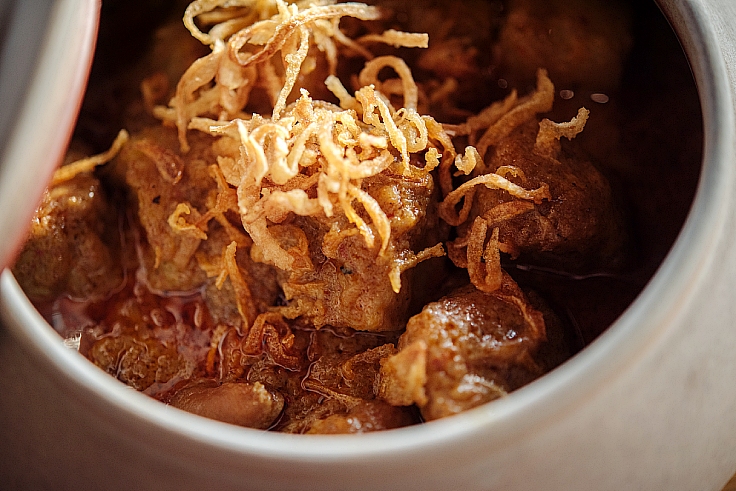 The tender and flavourful beef masman curry, Chakrabongse Villas style. (© Anuwat Senivansa Na Ayudhya / MICHELIN Guide Thailand)