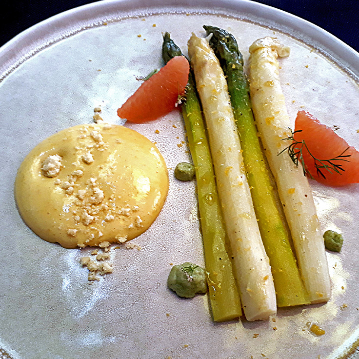 Asperges confites, sabayon maltaise, crumble au Cantal fermier ©MICHELIN