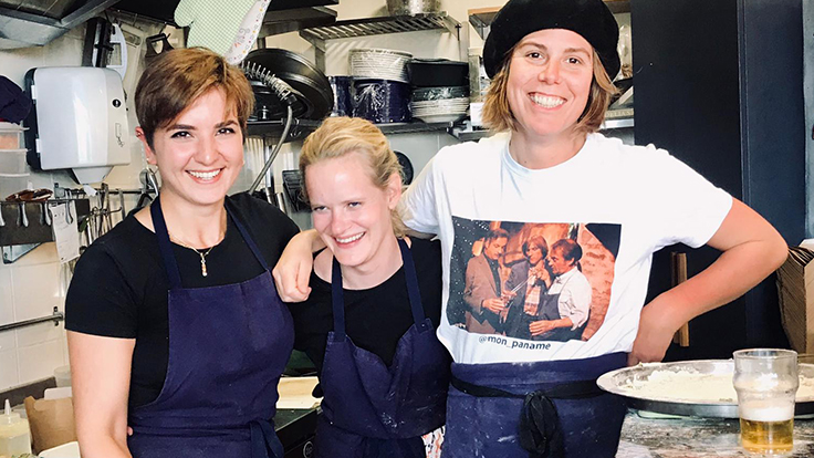 Bande de filles. De gauche à droite, Laëtitia et Margot de la Femme du Boucher, et Mikaela, cheffe du restaurant grec Etsi, Bib Gourmand à Paris 18.   