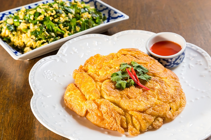 Khai jiaw with stir-fried vegetable. (© Shutterstock)