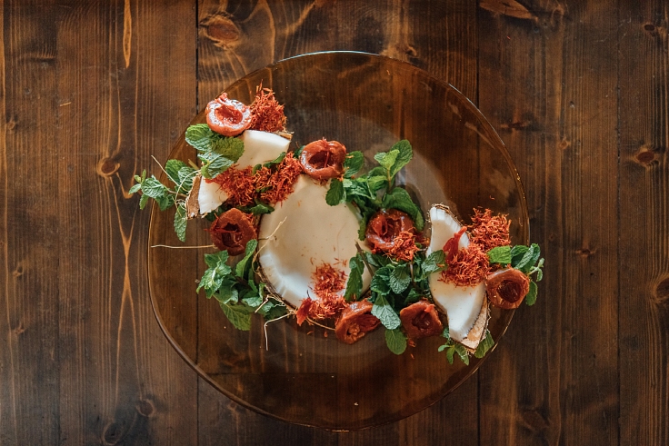 The chef prepared fresh nutmeg from Phatthalung, mint, and safflower for this creation. (© Anuwat Senivansa Na Ayudhya / MICHELIN Guide Thailand)