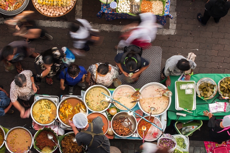 อาหารริมทางที่ขาดไม่ได้กับชีวิตประจำวันของชาวไทย (© Shutterstock)