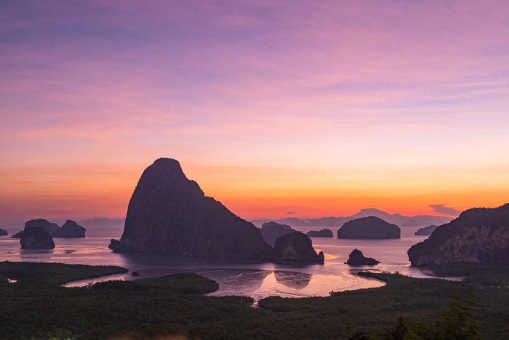   พระอาทิตย์ขึ้นที่เสม็ดนางชี จุดชมวิวไอคอนิกของจังหวัดพังงา (© Shutterstock)