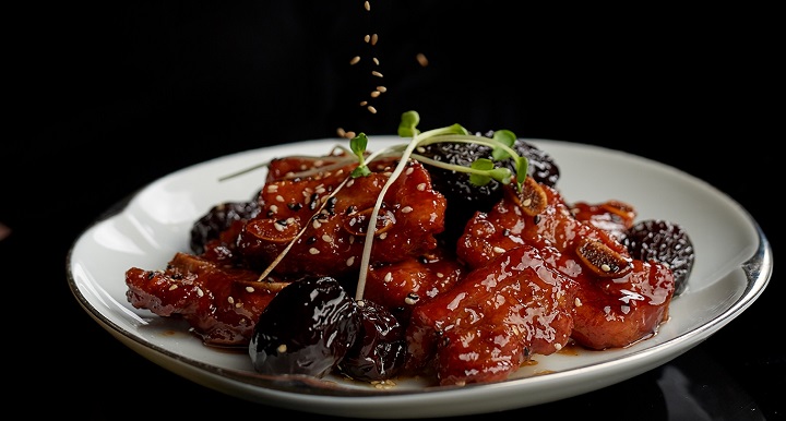Honey mustard glazed ribs from One-MICHELIN-Star restaurant Mipon. (©林義富/Mipon)