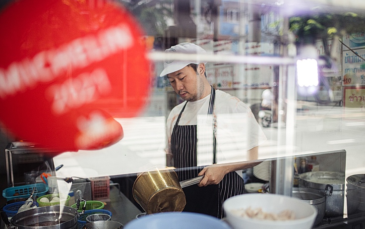 Thalerngdej Piyathammarat, the third-generation owner of Pae Bronze Pot Porridge 38 Years. (© Anuwat Senivansa Na Ayudhya/ MICHELIN Guide Thailand)