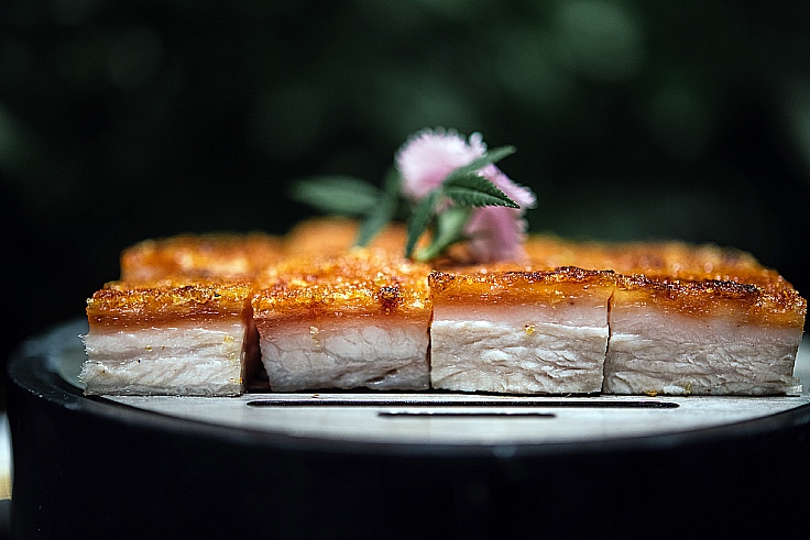 Crispy pork cooked to perfection at Yu Ting Yuan. (© Anuwat Senivansa Na Ayudhya / MICHELIN Guide Thailand)