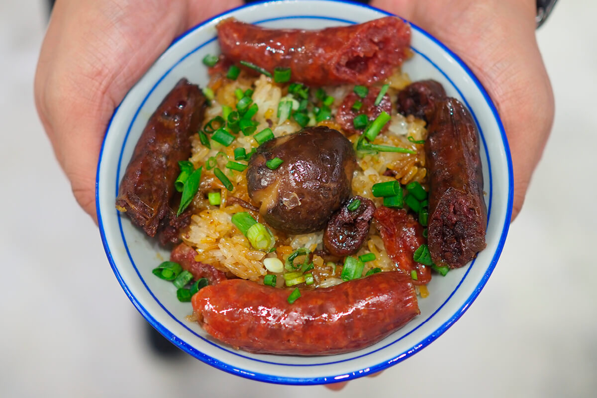 「強記」最有名的小吃：鴛鴦腸雜錦臘味糯米飯。