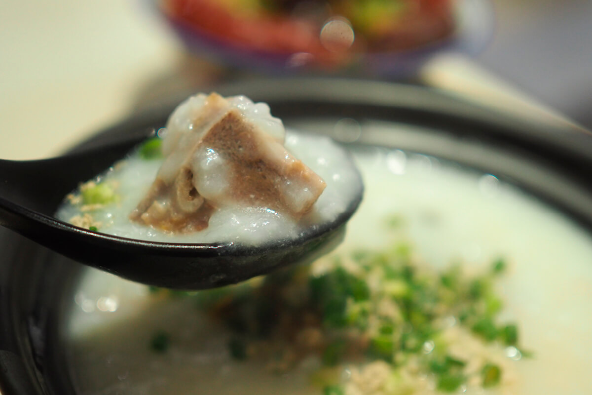 The pork congee with peanuts and Chinese cabbage is a popular dish. The congee base is made with sautéed mussels.