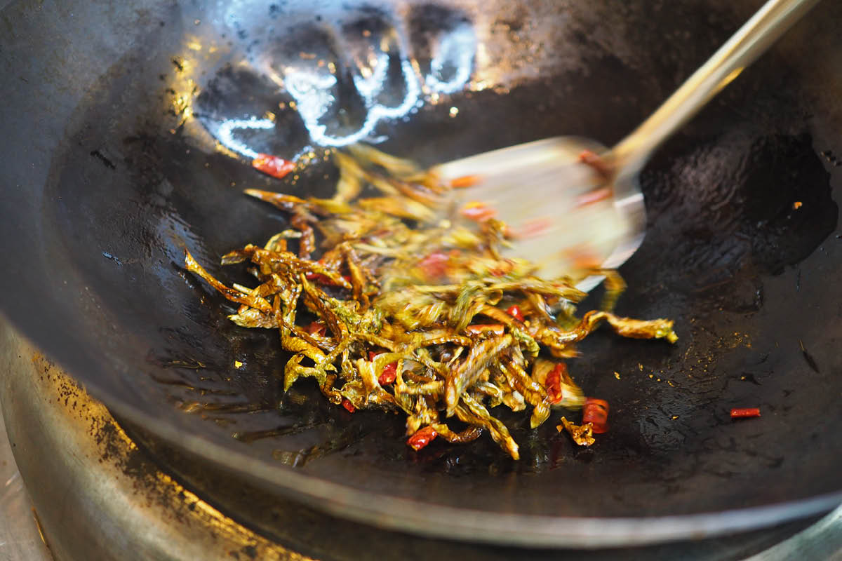 North Korean and Thai green chillies have been stir-fried to release their aromas. 