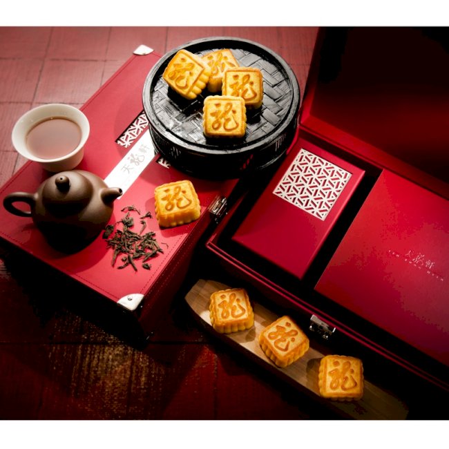 Tin Lung Heen's mooncakes are best to pair with tea. 