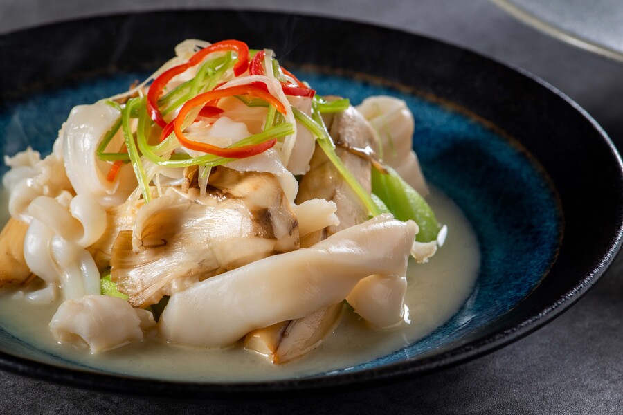 Poached razor clams with termite mushrooms and sponge gourd (Photo: Rosewood Hong Kong)